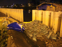 [ẢNH] TP.HCM: Triều cường dâng gây vỡ bờ bao, nước 