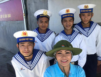 Vén bức màn cuộc đời và sự nghiệp 