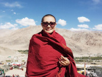 Vén bức màn cuộc đời và sự nghiệp 