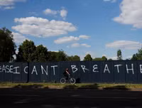 [ẢNH] Biểu tình phản đối phân biệt sắc tộc lan rộng ra nhiều quốc gia trên thế giới