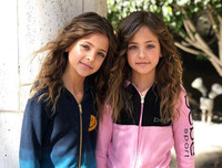 [ẢNH] Giải mã sức cuốn hút của cặp mẫu nhí song sinh 