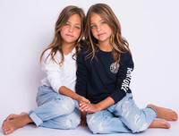 [ẢNH] Giải mã sức cuốn hút của cặp mẫu nhí song sinh 