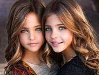 [ẢNH] Giải mã sức cuốn hút của cặp mẫu nhí song sinh 