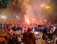 [Ảnh] Cổ động viên Việt vỡ òa trước chiến thắng của Việt Nam ở Bacolad