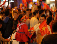 [Ảnh] Cổ động viên Việt vỡ òa trước chiến thắng của Việt Nam ở Bacolad