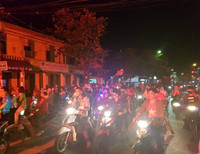 [Ảnh] Cổ động viên Việt vỡ òa trước chiến thắng của Việt Nam ở Bacolad