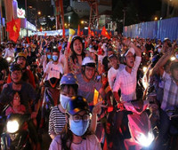 [Ảnh] Cổ động viên Việt vỡ òa trước chiến thắng của Việt Nam ở Bacolad