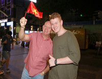 [Ảnh] Cổ động viên Việt vỡ òa trước chiến thắng của Việt Nam ở Bacolad