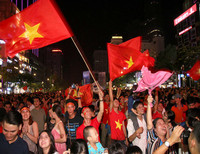 [Ảnh] Cổ động viên Việt vỡ òa trước chiến thắng của Việt Nam ở Bacolad