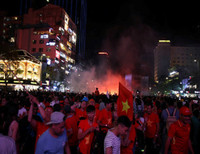 [Ảnh] Cổ động viên Việt vỡ òa trước chiến thắng của Việt Nam ở Bacolad