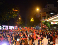 [Ảnh] Cổ động viên Việt vỡ òa trước chiến thắng của Việt Nam ở Bacolad