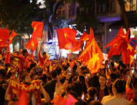 [Ảnh] Cổ động viên Việt vỡ òa trước chiến thắng của Việt Nam ở Bacolad