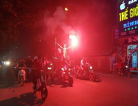 [Ảnh] Cổ động viên Việt vỡ òa trước chiến thắng của Việt Nam ở Bacolad