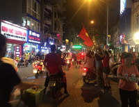 [Ảnh] Cổ động viên Việt vỡ òa trước chiến thắng của Việt Nam ở Bacolad