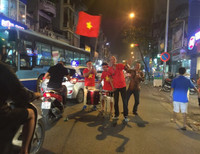 [Ảnh] Cổ động viên Việt vỡ òa trước chiến thắng của Việt Nam ở Bacolad