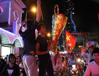 [Ảnh] Cổ động viên Việt vỡ òa trước chiến thắng của Việt Nam ở Bacolad