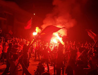 [Ảnh] Cổ động viên Việt vỡ òa trước chiến thắng của Việt Nam ở Bacolad