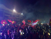 [Ảnh] Cổ động viên Việt vỡ òa trước chiến thắng của Việt Nam ở Bacolad