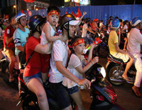 [Ảnh] Cổ động viên Việt vỡ òa trước chiến thắng của Việt Nam ở Bacolad