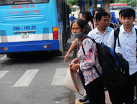 [ẢNH] Dòng người ùn ùn đổ về Hà Nội sau nghỉ lễ Giỗ Tổ Hùng Vương