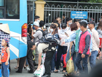 [ẢNH] Dòng người ùn ùn đổ về Hà Nội sau nghỉ lễ Giỗ Tổ Hùng Vương