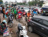 [ẢNH] Dòng người ùn ùn đổ về Hà Nội sau nghỉ lễ Giỗ Tổ Hùng Vương