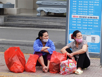 [ẢNH] Dòng người ùn ùn đổ về Hà Nội sau nghỉ lễ Giỗ Tổ Hùng Vương