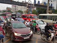 [ẢNH] Dòng người ùn ùn đổ về Hà Nội sau nghỉ lễ Giỗ Tổ Hùng Vương