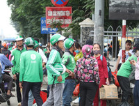 [ẢNH] Dòng người ùn ùn đổ về Hà Nội sau nghỉ lễ Giỗ Tổ Hùng Vương