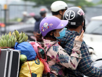 [ẢNH] Dòng người ùn ùn đổ về Hà Nội sau nghỉ lễ Giỗ Tổ Hùng Vương