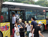 [ẢNH] Dòng người ùn ùn đổ về Hà Nội sau nghỉ lễ Giỗ Tổ Hùng Vương