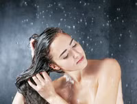 [ẢNH] Từ vụ nghệ sĩ Anh Vũ đột tử, lý giải sự nguy hiểm của việc tắm đêm