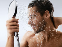 [ẢNH] Từ vụ nghệ sĩ Anh Vũ đột tử, lý giải sự nguy hiểm của việc tắm đêm