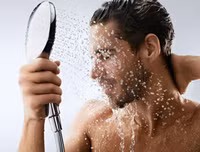 [ẢNH] Từ vụ nghệ sĩ Anh Vũ đột tử, lý giải sự nguy hiểm của việc tắm đêm