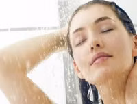 [ẢNH] Từ vụ nghệ sĩ Anh Vũ đột tử, lý giải sự nguy hiểm của việc tắm đêm