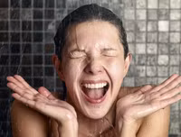 [ẢNH] Từ vụ nghệ sĩ Anh Vũ đột tử, lý giải sự nguy hiểm của việc tắm đêm