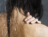 [ẢNH] Từ vụ nghệ sĩ Anh Vũ đột tử, lý giải sự nguy hiểm của việc tắm đêm