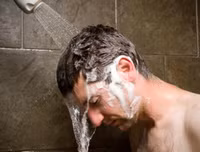 [ẢNH] Từ vụ nghệ sĩ Anh Vũ đột tử, lý giải sự nguy hiểm của việc tắm đêm