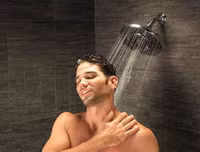 [ẢNH] Từ vụ nghệ sĩ Anh Vũ đột tử, lý giải sự nguy hiểm của việc tắm đêm