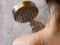 [ẢNH] Từ vụ nghệ sĩ Anh Vũ đột tử, lý giải sự nguy hiểm của việc tắm đêm