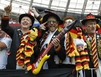 [ẢNH] Cổ động viên bóng đá mang 