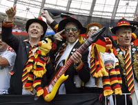 [ẢNH] Cổ động viên bóng đá mang 