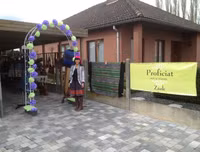 Cuộc sống biến động của cô gái H'Mong nói tiếng Anh 