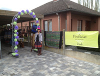 Cuộc sống biến động của cô gái H'Mong nói tiếng Anh 