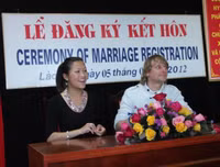 Cuộc sống biến động của cô gái H'Mong nói tiếng Anh 