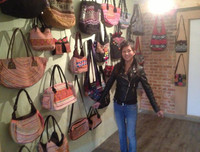 Cuộc sống biến động của cô gái H'Mong nói tiếng Anh 