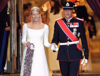 [ẢNH] Chiêm ngưỡng 12 mẫu váy cưới đẹp nhất trong lịch sử Hoàng gia các nước