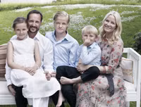 [ẢNH] Chiêm ngưỡng 12 mẫu váy cưới đẹp nhất trong lịch sử Hoàng gia các nước