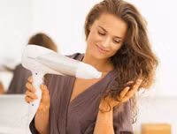 [ẢNH] Cảnh giác trước những hiểm họa từ thói quen để tóc ướt đi ngủ