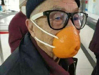 [ẢNH] Không thể nhịn cười với muôn kiểu khẩu trang tự chế siêu hài hước